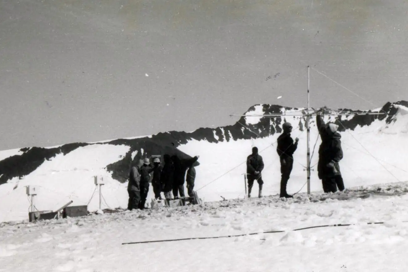 1965年7月，探险队在阿拉斯加麦金利山进行训练演习