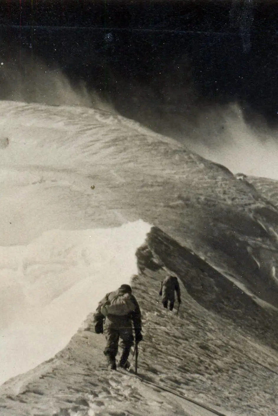 登山者在南达德维峰附近攀登