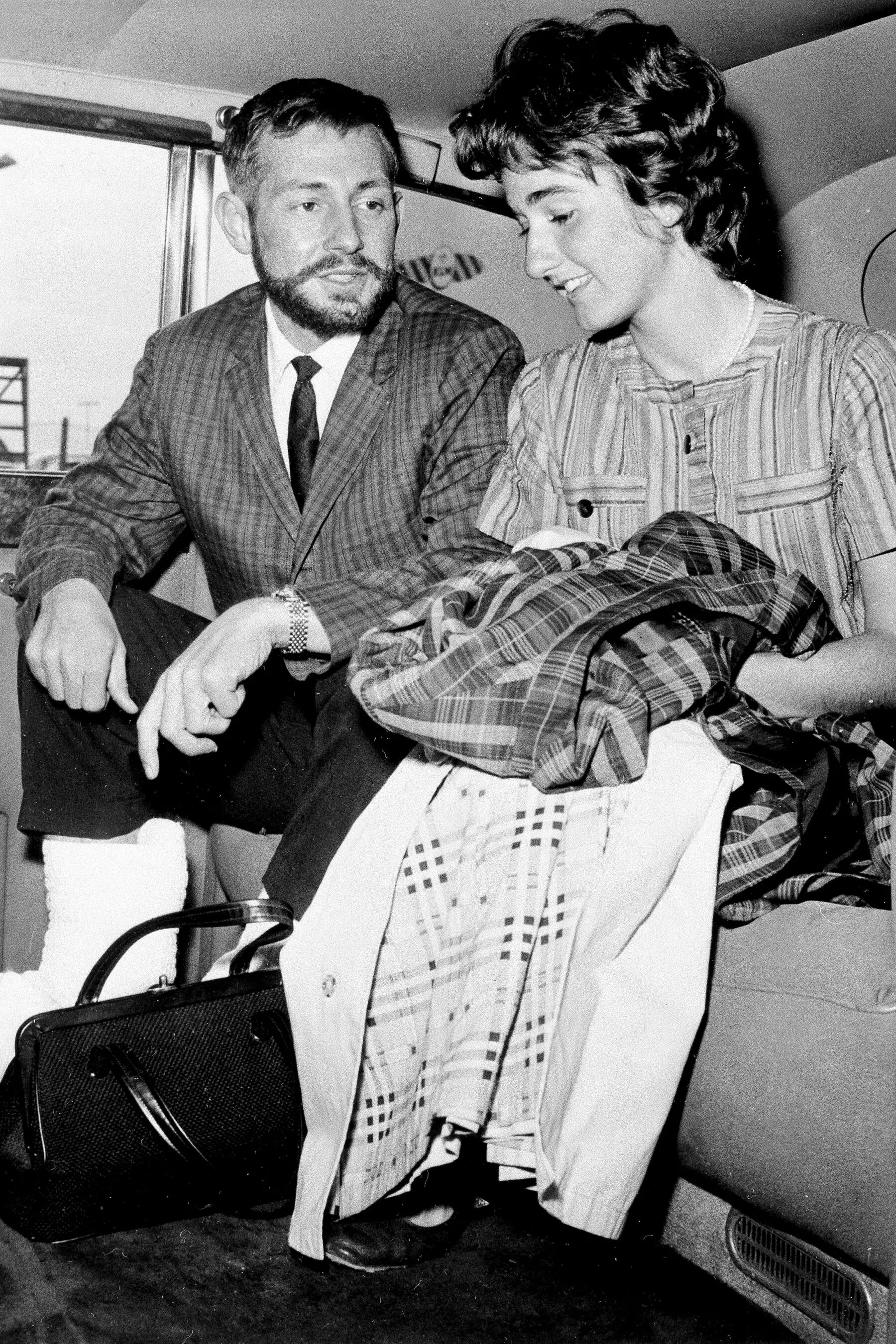 巴里·毕晓普1963年登顶珠峰后与妻子莉拉的合影，他在珠峰上失去了所有脚趾